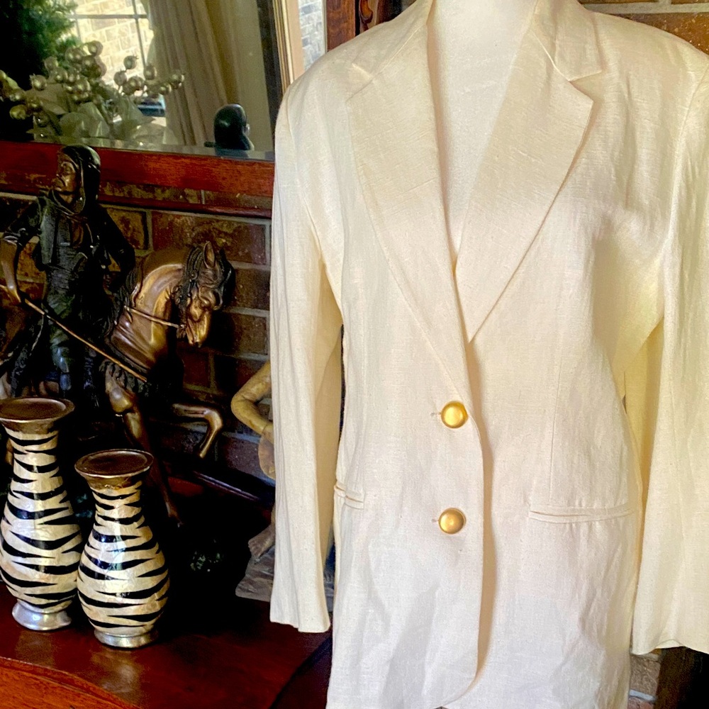 Classic Cream Single-Breasted Blazer with Gold Buttons by Ritmo di perla 😻